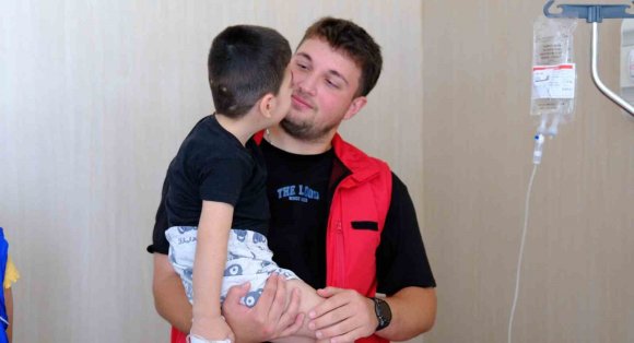 GÖNÜLLÜ GENÇLER, HASTALARIN GÖNÜLLERİNE DOKUNDU