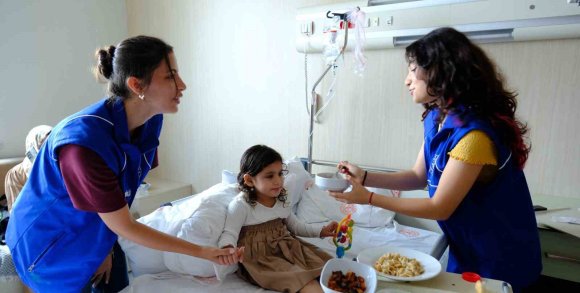 GÖNÜLLÜ GENÇLER, HASTALARIN GÖNÜLLERİNE DOKUNDU