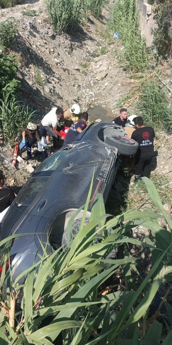 SAMANDAĞ’DA TRAFİK KAZASI: 2 YARALI