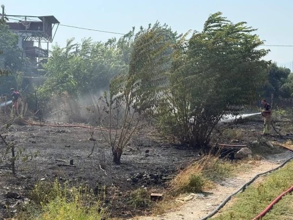 ANTAKYA’DA BAHÇE YANGINI KONTROL ALTINA ALINDI