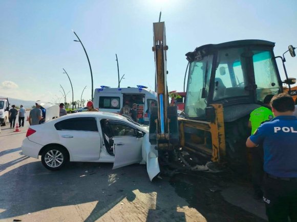 ARSUZ’DA KEPÇEYLE ÇARPIŞAN OTOMOBİL HURDAYA DÖNDÜ: 2 YARALI