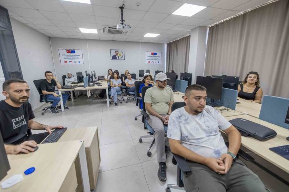 MERSİN’DE GENÇLERE ÜCRETSİZ YAZILIM EĞİTİMİ