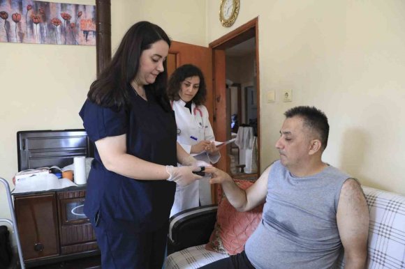 MERSİN’DE SAĞLIK VE BAKIM HİZMETLERİ VATANDAŞIN AYAĞINA GİDİYOR