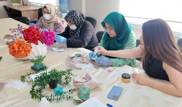AKDENİZ’DE KADINLAR KİNTSUGİ SANATIYLA KIRILAN PARÇALARI YENİDEN BİRLEŞTİRDİ