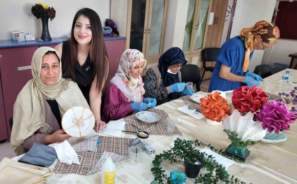 AKDENİZ’DE KADINLAR KİNTSUGİ SANATIYLA KIRILAN PARÇALARI YENİDEN BİRLEŞTİRDİ