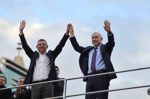 RÜŞVETTEN CEZA ALAN BAŞKAN KARALAR’A ADANA HALKINDAN TEPKİ: "RÜŞVET ALAN CEZASINI ÇEKER"