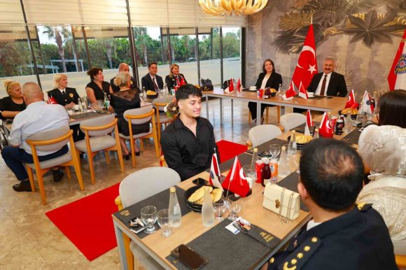 MERSİN EMNİYET MÜDÜRÜ AKTAŞ, TERFİ EDEN 5 MÜDÜR VE AİLELERİYLE BİR ARAYA GELDİ