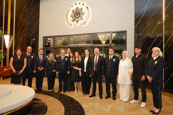 MERSİN EMNİYET MÜDÜRÜ AKTAŞ, TERFİ EDEN 5 MÜDÜR VE AİLELERİYLE BİR ARAYA GELDİ