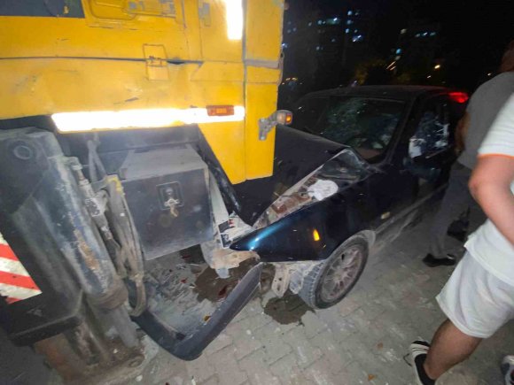 OSMANİYE’DE OTOMOBİL PARK HALİNDEKİ VİNCE ÇARPTI: 1 YARALI