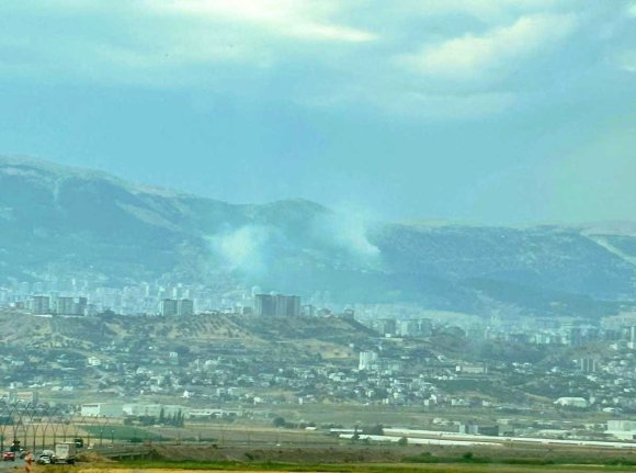 KAHRAMANMARAŞ’TA AHIR DAĞI’NA YILDIRIM DÜŞMESİ SONUCU ORMAN YANGINI ÇIKTI