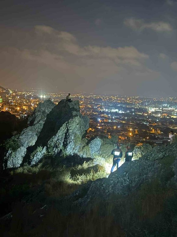 KAYANIN ÜZERİNDE GÜNDÜZ UYUYUP, GECE UYANARAK MAHSUR KALAN ŞAHSI AFAD KURTARDI