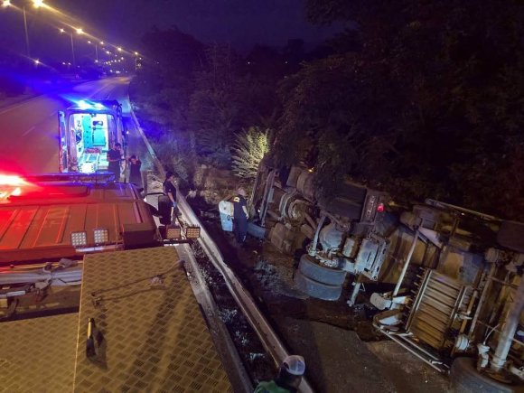 DÖRTYOL’DA DEVRİLEN TIRIN SÜRÜCÜSÜ YARALANDI