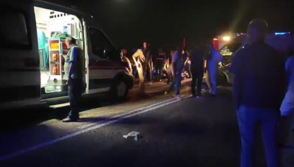 ISPARTA’DA İKİ OTOMOBİL ÇARPIŞTI: 3 YARALI