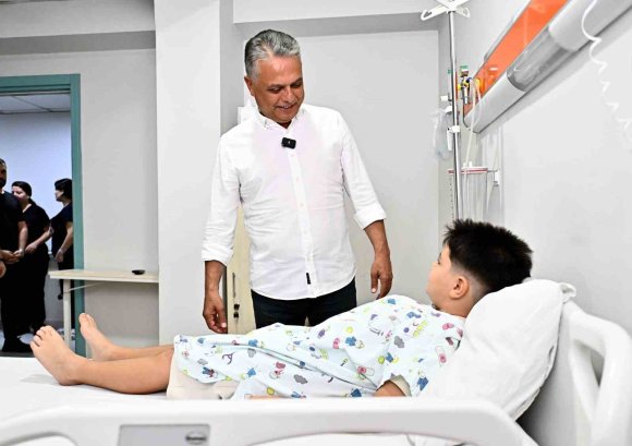 BAŞKAN UYSAL’DAN SÜNNET OLAN ÇOCUKLARA ZİYARET