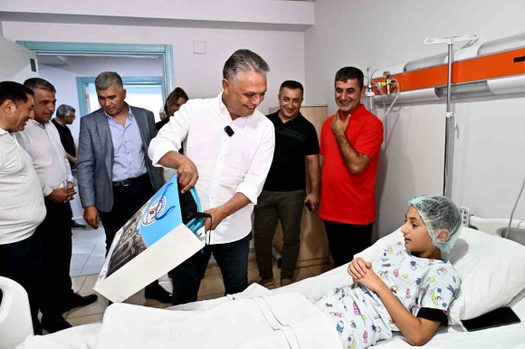 BAŞKAN UYSAL’DAN SÜNNET OLAN ÇOCUKLARA ZİYARET
