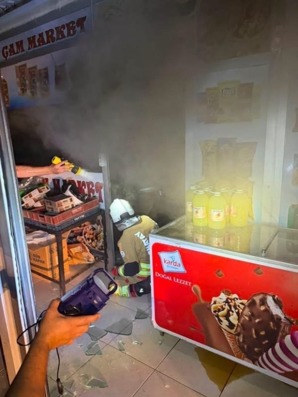 REYHANLI’DA MARKETTE ÇIKAN YANGIN KONTROL ALTINA ALINDI