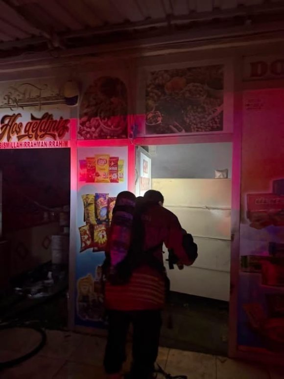 REYHANLI’DA MARKETTE ÇIKAN YANGIN KONTROL ALTINA ALINDI