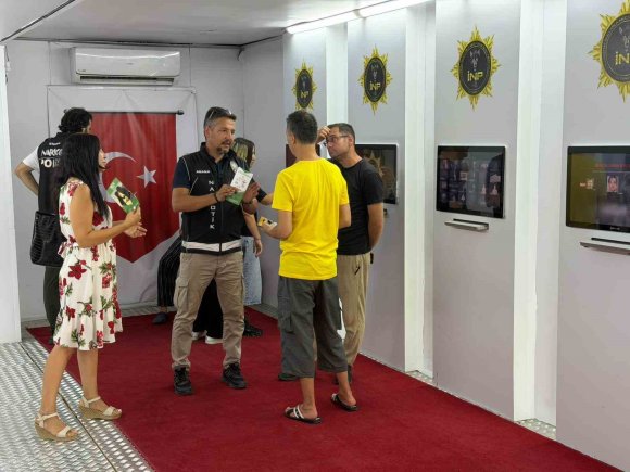 ADANA POLİSİ NARKOTIR İLE VATANDAŞLARI BİLGİLENDİRDİ