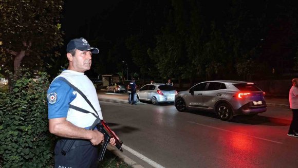 ADANA POLİSİNDEN SIKI DENETİM: 140 SÜRÜCÜYE 3 MİLYON 924 BİN TL CEZA