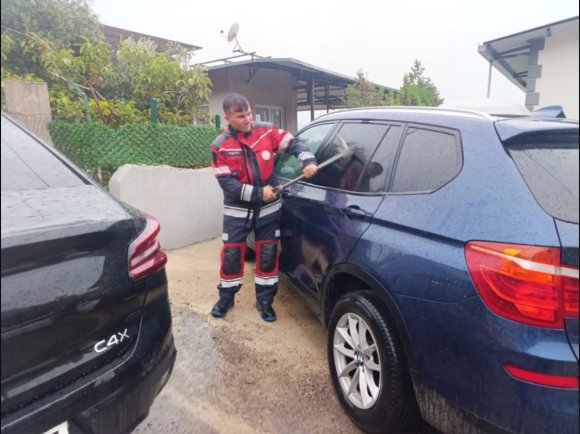 BELEN’DE ARAÇTA MAHSUR KALAN BEBEK KURTARILDI