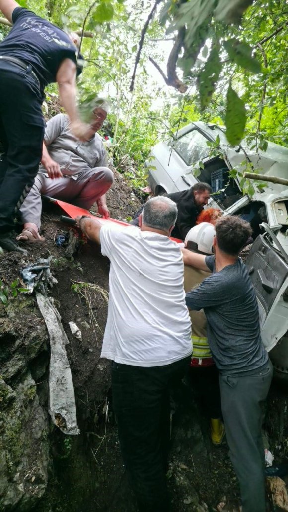 YAYLA YOLUNDA UÇURUMDAN UÇAN OTOMOBİL HURDAYA DÖNDÜ: 2 YARALI