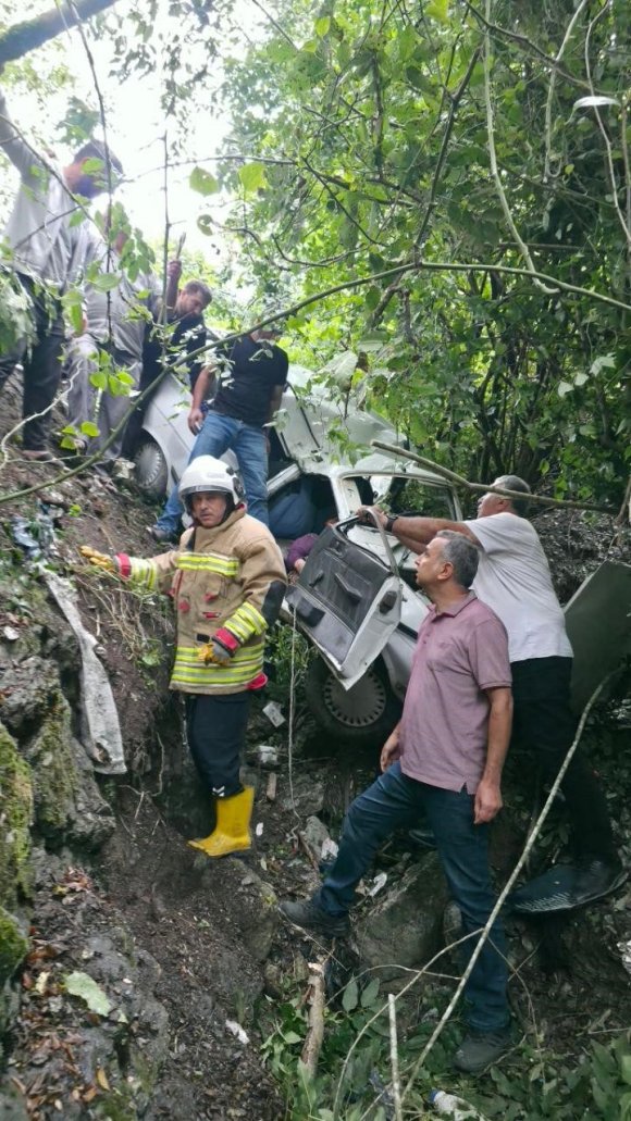 YAYLA YOLUNDA UÇURUMDAN UÇAN OTOMOBİL HURDAYA DÖNDÜ: 2 YARALI