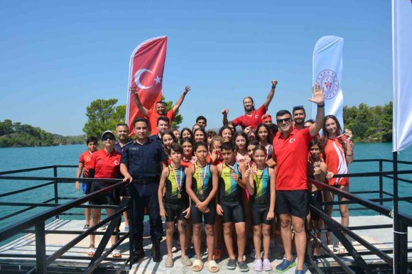 30 AĞUSTOS COŞKUSUNU ZAFERE KULAÇ ATARAK KUTLADILAR