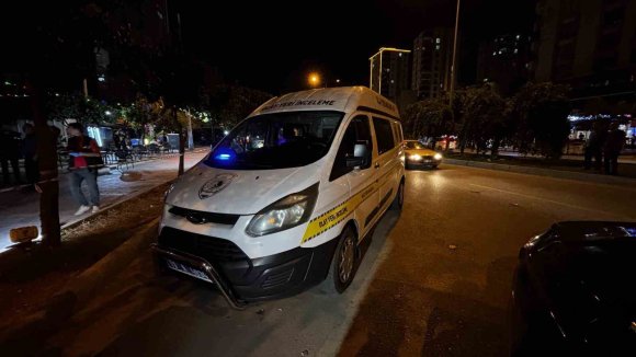 KALDIRIMDA YÜRÜRKEN SİLAHLI SALDIRIDA YARALANDI