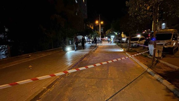 KALDIRIMDA YÜRÜRKEN SİLAHLI SALDIRIDA YARALANDI