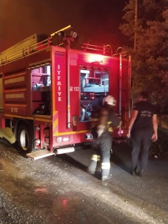 DÖRTYOL’DA EV YANGININDA 3 KİŞİ TAHLİYE EDİLDİ
