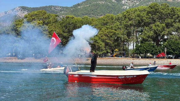 BOZYAZI’DA AMATÖR BALIKÇILARDAN 30 AĞUSTOS’A DENİZDE ANLAMLI KUTLAMA