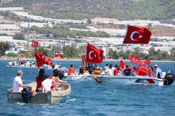 BOZYAZI’DA AMATÖR BALIKÇILARDAN 30 AĞUSTOS’A DENİZDE ANLAMLI KUTLAMA