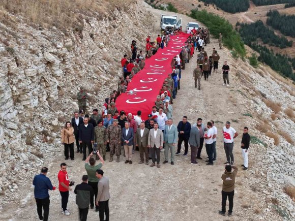 KAHRAMANMARAŞ’TA BAYRAĞA SAYGI YÜRÜYÜŞÜ GERÇEKLEŞTİRİLDİ