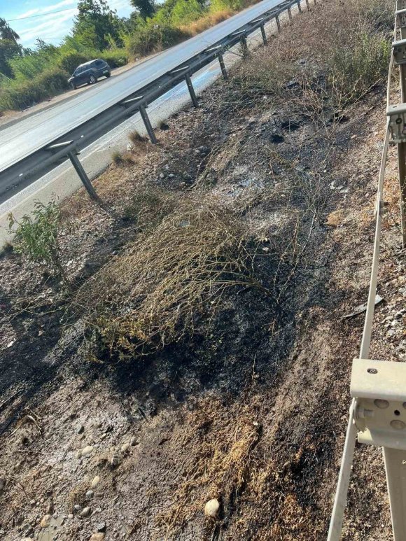 ARAÇTAN ATILAN İZMARİT REFÜJDE YANGIN ÇIKARDI
