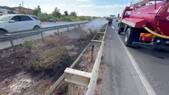 ARAÇTAN ATILAN İZMARİT REFÜJDE YANGIN ÇIKARDI