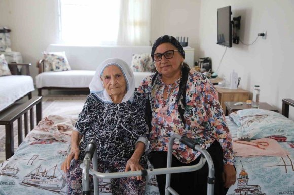 98 YAŞINDAKİ ŞEMSİ TEYZENİN EVİNİN YOLUNA PARKE TAŞI DÖŞENDİ