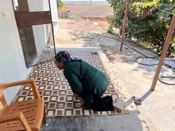 EKMEK PARASINI KAZANDIĞI ESNADA BACAĞINI ÇIRÇIR MAKİNESİNE KAPTIRAN EMİNE, SÜRÜNEREK GEÇİRDİĞİ YILLARINA SON VERMEK İSTİYOR