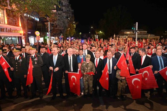 ISPARTA’DA 30 AĞUSTOS COŞKUSU FENER ALAYI VE KUBAT KONSERİYLE YAŞANDI