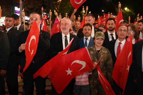 ISPARTA’DA 30 AĞUSTOS COŞKUSU FENER ALAYI VE KUBAT KONSERİYLE YAŞANDI