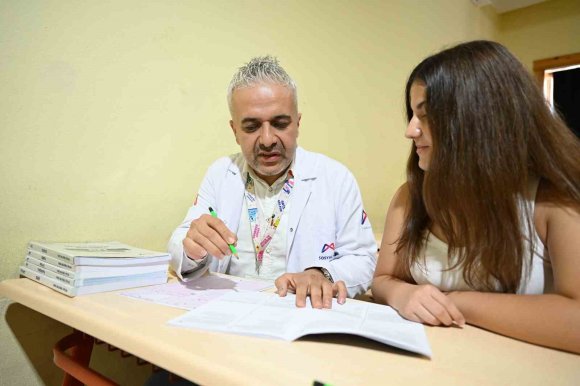 MERSİN’DE GÖRME ENGELLİ NİSA’NIN ÜNİVERSİTE HAYALİ GERÇEK OLDU