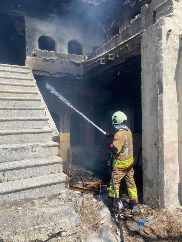 ANTAKYA’DA METRUK BİNA YANGINI KONTROL ALTINA ALINDI