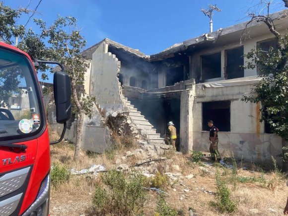 ANTAKYA’DA METRUK BİNA YANGINI KONTROL ALTINA ALINDI