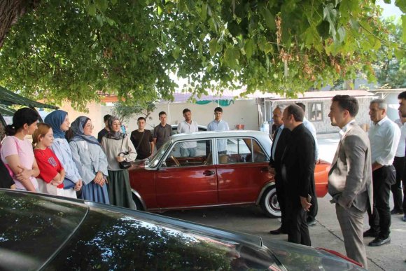 ERZİN’DE KAYMAKAM AKPINAR, YKS’DE BAŞARI GÖSTEREN ÖĞRENCİLERLE BİR ARAYA GELDİ