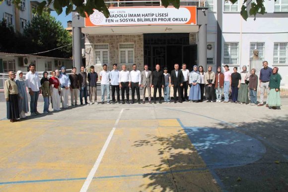 ERZİN’DE KAYMAKAM AKPINAR, YKS’DE BAŞARI GÖSTEREN ÖĞRENCİLERLE BİR ARAYA GELDİ