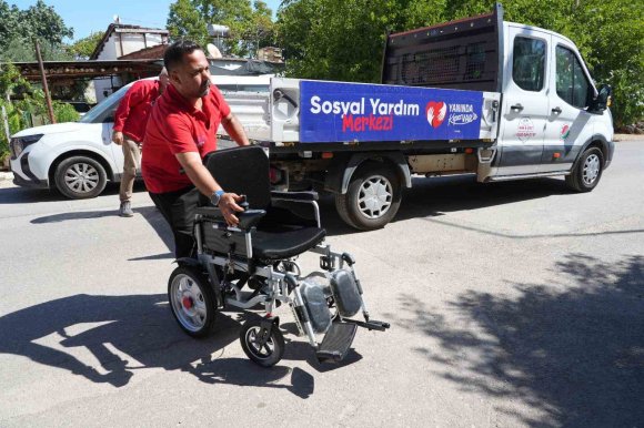 BAŞKAN KOCAGÖZ ENGELLİ VATANDAŞIN AKÜLÜ SANDALYE TALEBİNİ SAATLER İÇİNDE YERİNE GETİRDİ