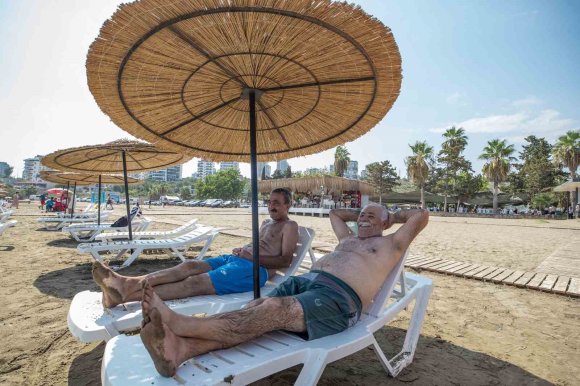 MERSİN’DE EMEKLİLER DENİZ VE GÜNEŞİN TADINI ÇIKARDI