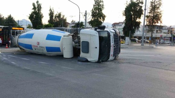 ANTALYA’DA BETON MİKSERİ DEVRİLDİ: 1 YARALI