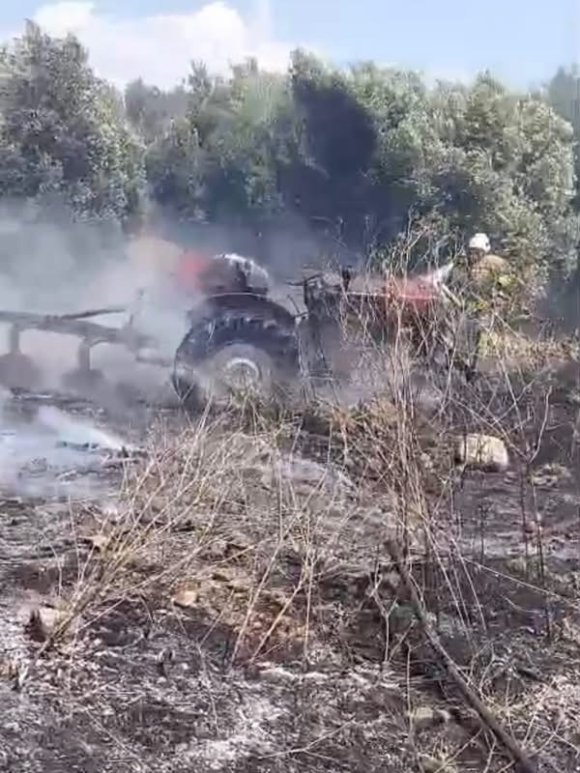 ERZİN’DE OTLUK ALANDA ÇIKAN YANGINDA ALEVLER TRAKTÖRE SIÇRADI