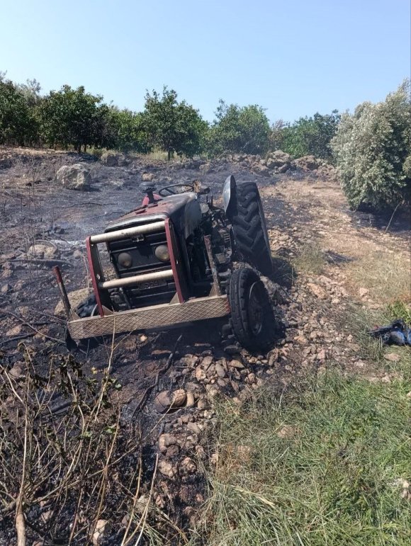 ERZİN’DE OTLUK ALANDA ÇIKAN YANGINDA ALEVLER TRAKTÖRE SIÇRADI