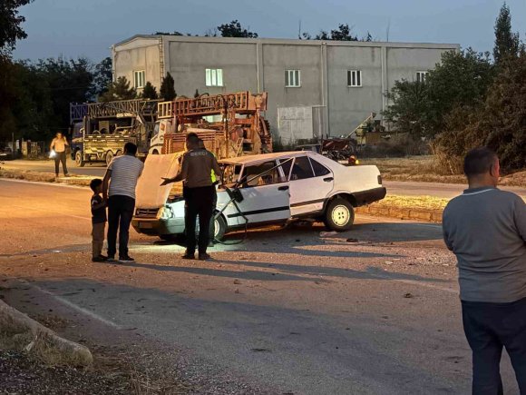 ISPARTA’DA OTOMOBİLLER ÇARPIŞTI: 4 YARALI